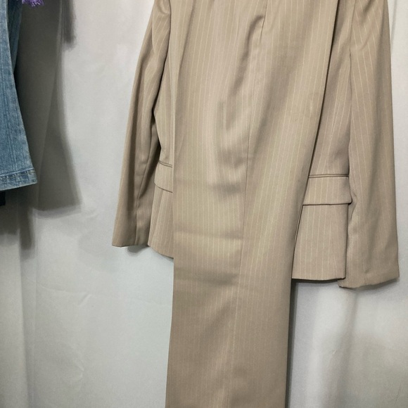 TAHARI 2PC Beige Pinstripe Pantsuit 12P EUC - Picture 6 of 10